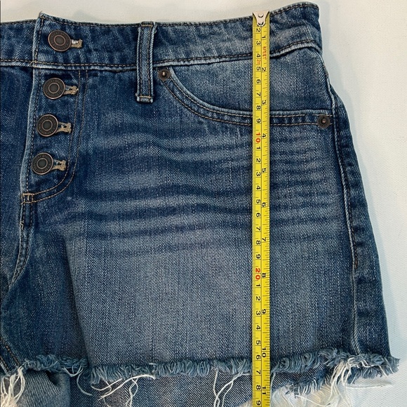 Lucky Brand Shorts Women's 8 Frayed Hem Denim Shorts ‘The Cut Off’ Button Up - Picture 11 of 13